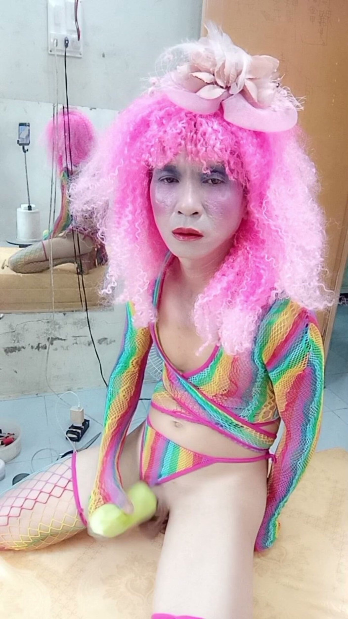 nguyen dang thien tri: Transgender Le memakai pakaian seksi dan bermain cawan seks