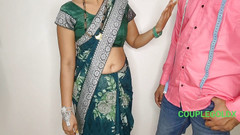 Sexy Komal: Blaus Komal dikongkek longgar oleh tukang jahit untuk pengukuran semula.