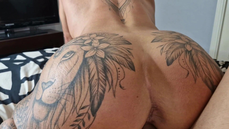 Danaxmuscles: De teef Danaxmuscles zuigt en neukt de buurvrouw