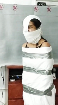 Kepala seluar dalam mummified bersedia untuk perjalanan perhambaan