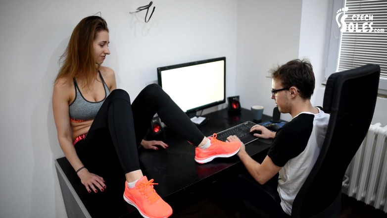 Czech Soles - foot fetish content: Controlado por sus pies maloliientes