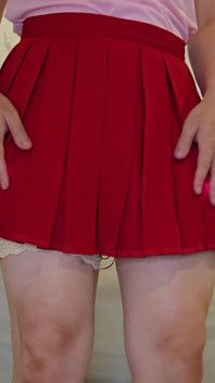 Ghici ce sunt sub fustă mini a lui Sissy Kanisa