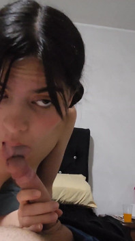 Une demi-sœur sexy séduit son demi-frère pour la baiser... au corps parfait, sexe torride.