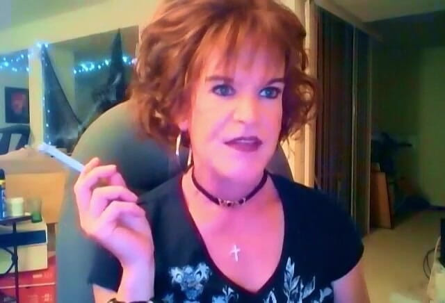 FemmeCheri120: The Cheri Paige Archives - Moi en mode salope fumant Newport 100's...