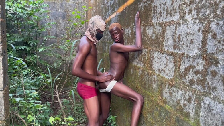 Pa_blo: J’ai baisé le petit jumelle dans la brousse