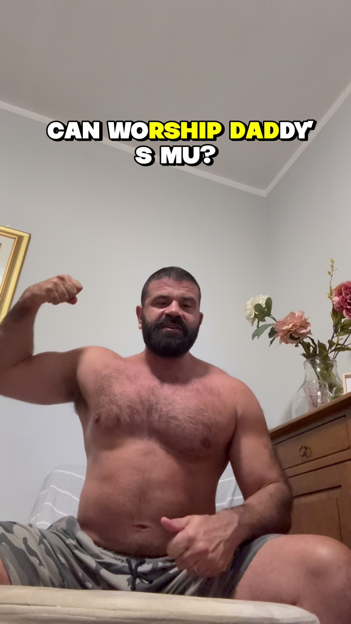 Massive daddy xxx: Büyük üvey baba mastürbasyon yapmadan ve boşalmadan önce ayaklarına, göğsüne ve götüne...