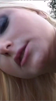 Sehr heiße geile MILF mit Riesentitten masturbiert muschi und arsch mit ihren fingern und genießt