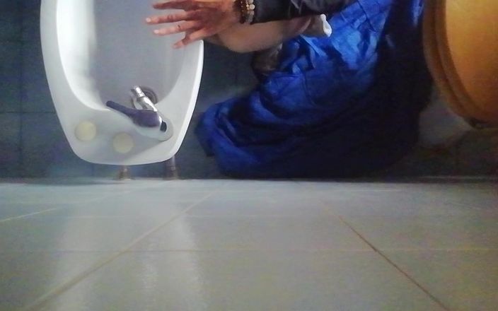 Culopeke: Il tipo le ha legato le gambe e apre il...