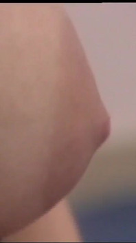 Meravigliosa giovane miLF sexy cavalca un cazzo enorme che sborra sulla sua figa pelosa