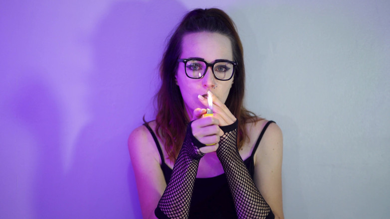 Alicia Robertz: Goth dívka kouří v síťovaných punčochách