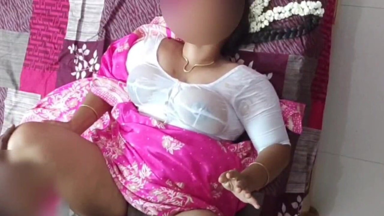 Black & white desicat: Indiancă desi bhabhi infidelă în bluză albă umedă, futai rapid