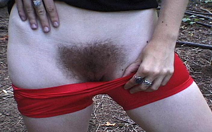 Horny Hairy Girls: Pretty Natural Girl Shows off Her Muff