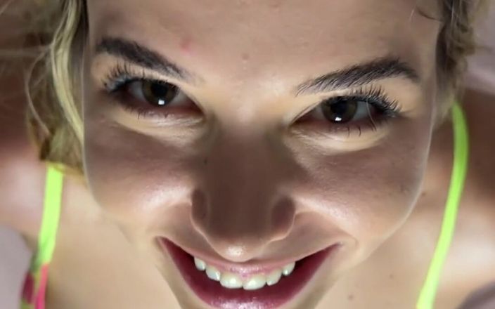 Samantha Flair: Zde je JOI video v portrétu a krajině. Je to...