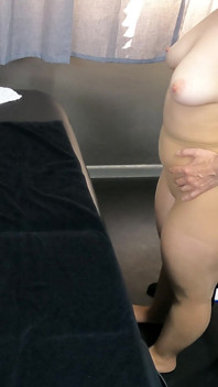 마사지 침대에서 엉덩이에 자지를 갈고 보지를 핑거링하는 안마사