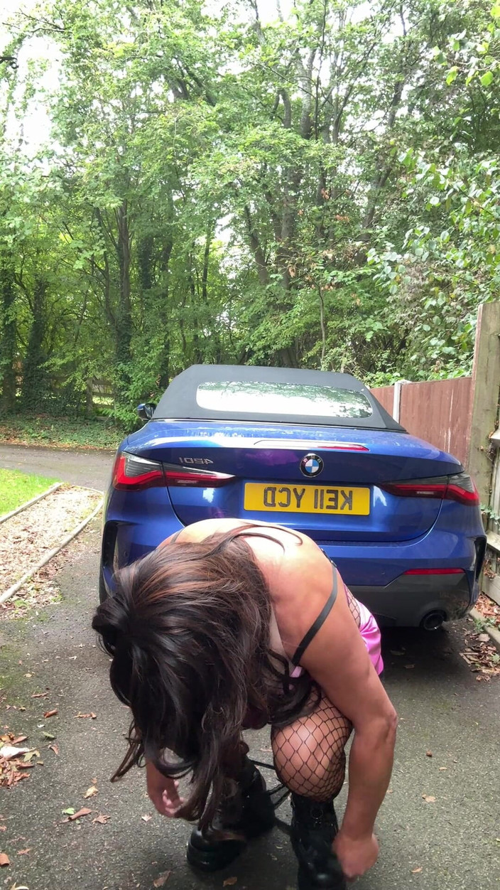 Kellycd2022: Si seksi crossdresser kellycd2022 dengan kostum pink pvc dan stoking...