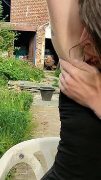 Venerându-mi și lingându-mi axila