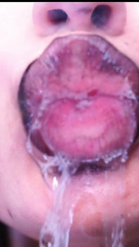 In deze fascinerende video word je getrakteerd op een feest vol bezienswaardigheden: de weelderige lippen van de reuzine