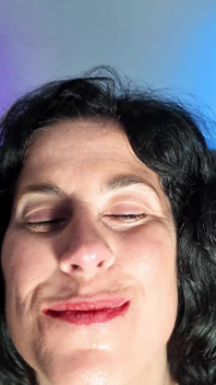 Emma Smile milf muestra sus fosas nasales presionando su nariz fetiche