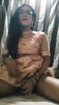 Desi Indiska Shemale kommer i traditionell Lehanga och äter sin egen sperma