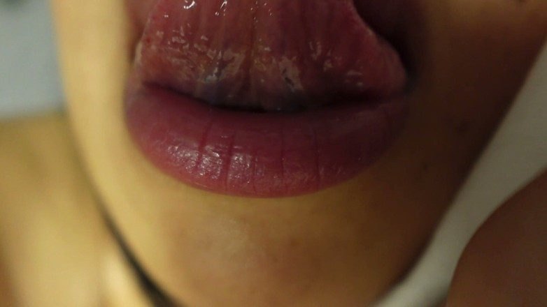 Asmr_mouth: La tua ragazza calda è nel tuo letto ti lecca