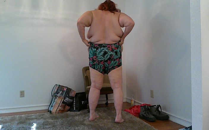BBW nurse Vicki adventures with friends: Probándose trajes de baño y Binkinis
