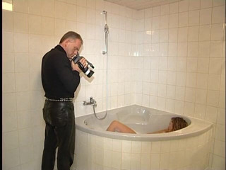 Slutty Teenies: Sexy tiener houdt ervan om een bad te nemen en...