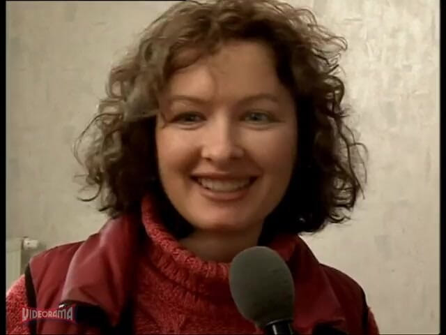 Videorama: Jolie dame avec une coiffure ébouriffée s’amuse à avoir des relations sexuelles