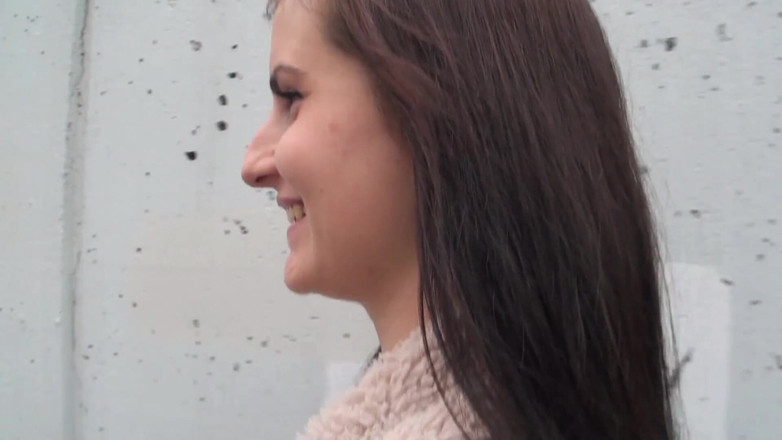 Paris Jango: Bonita vadia de 20 anos é fodida por dois estranhos