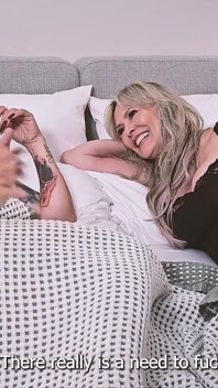 Mio marito mette il suo cazzo nella mia amica matura e finiamo per avere il nostro primo trio - Andrea castro