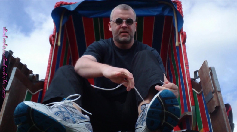 Carmen_Nylonjunge: Snapshot of my nylon feet in the beach chair 1 - Vacation...