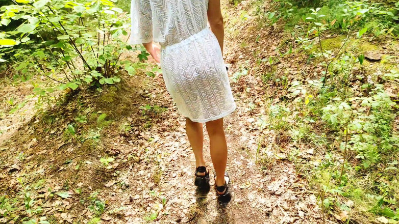 S-Wife Katy: Verheiratete MILF hinter der Touristgruppe geknebelt und wollte direkt am...