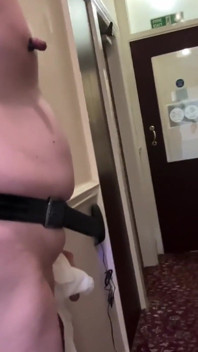 Sissy nacktes abenteuer im freien