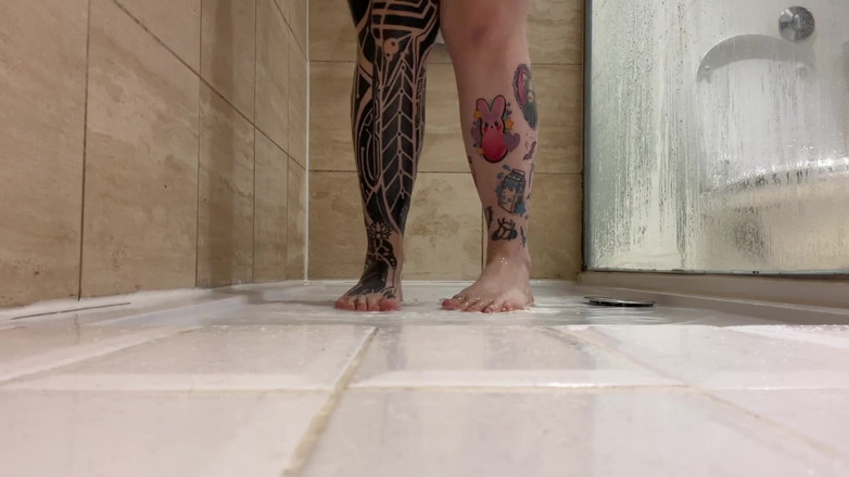 Miss Valentina: 샤워하는 발 보기