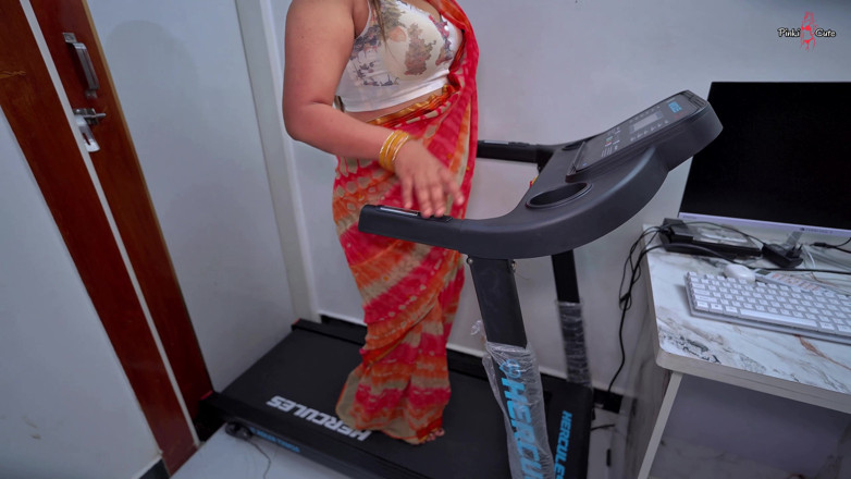 Dark_Couple: Desi Chachi Workout in Gym with Saree