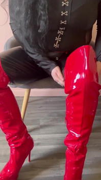Totální oddanost mým kozačkám po stehna