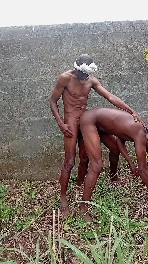 Sexydaddy: Gekke seks in de buitenlucht met twee boeren