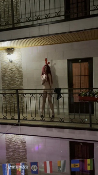 SweetButtocks: Otelde çıplak dans