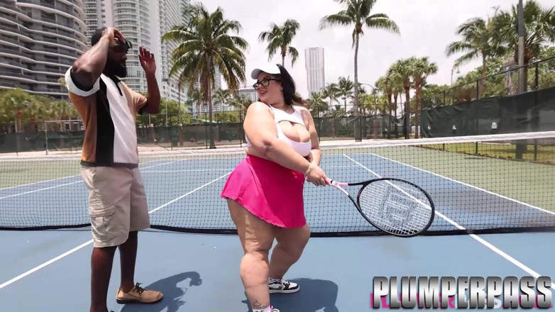 Plumper pass: Mollige Luna Lark neemt grote zwarte lul-ballen na het tennis