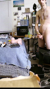 L'arrapato atletio da solo in camera da letto