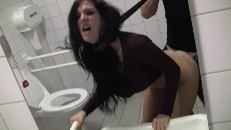 Party Jule: トイレでセックスされた