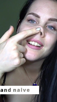 Anna ukazuje svůj prasečí nos a ponižuje drobného ptáka