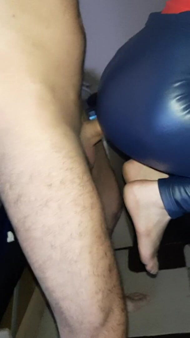 Shiny leather assfuck: 파란 라텍스 바지에 따먹히는 반짝이는 엉덩이
