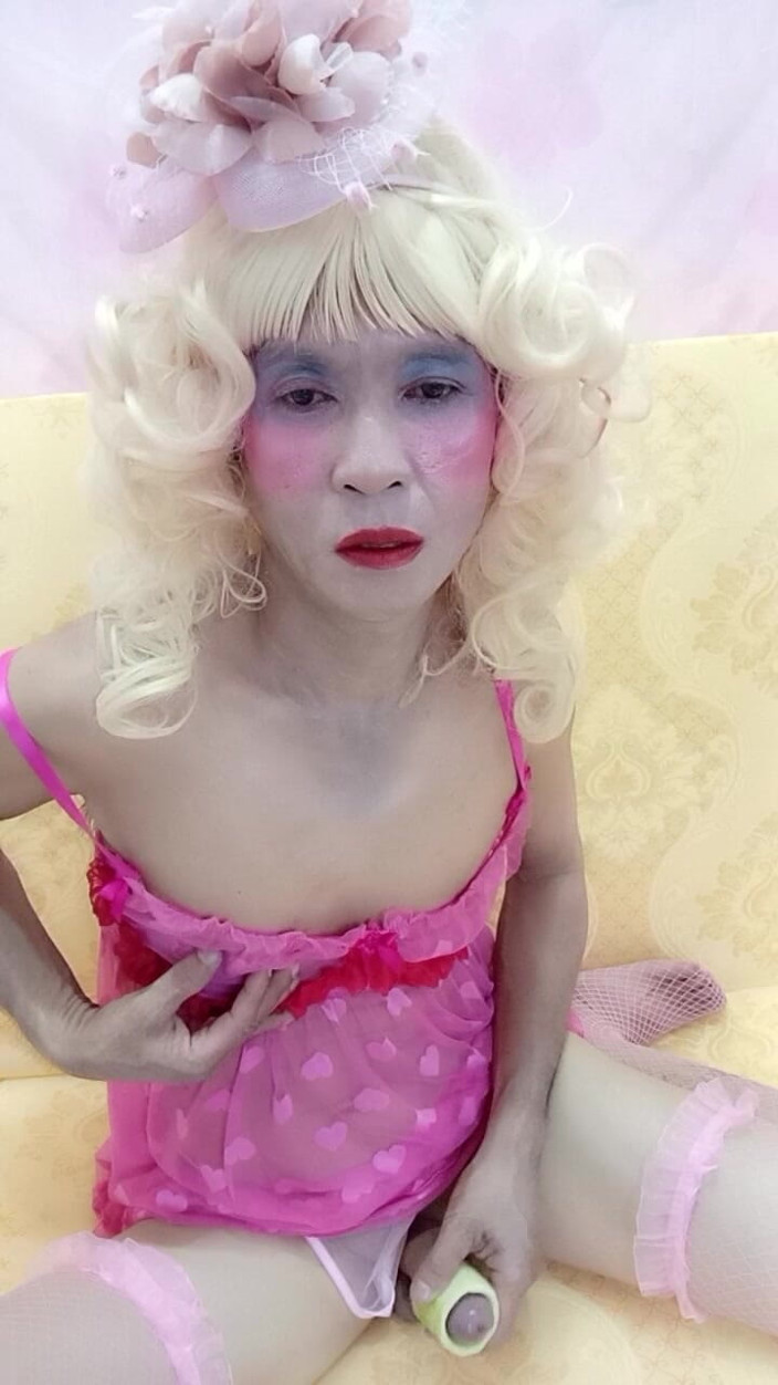 nguyen dang thien tri: Shemale Pear Wearing Sexy Porn Crutch Selfie