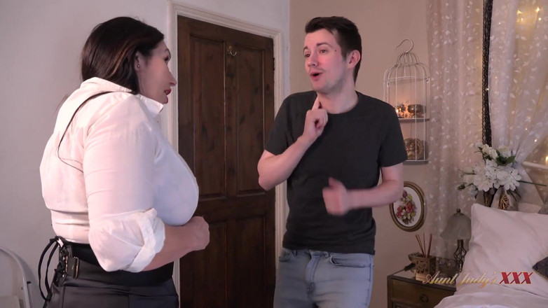 Aunt Judy's XXX: AuntJudysXXX - 大奶子炸弹约瑟芬詹姆斯在她的卧室里抓到一个小偷