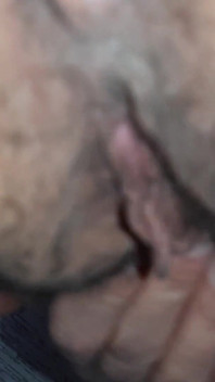 Kıllı amcık orta yaşlı seksi kadın mutfak masasında mastürbasyon yapıyor