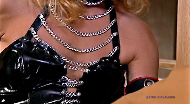 Porno Cloud: Încălzire lesbiană cu futai cu pumnul
