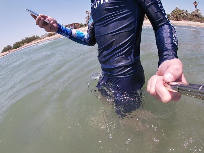 Cool Body: 사람들의 즐거움을 위해 라이크라에 발기되는 서퍼