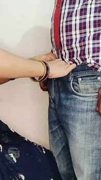 La matrigna ha succhiato il cazzo eretto del figliastro del figliastro quindi lo studente che l'ha scopata alla pecorina
