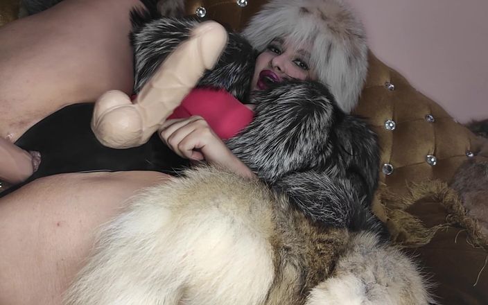 Princess18_: Göttin in Pelzen und Latex, strap-on, squirting