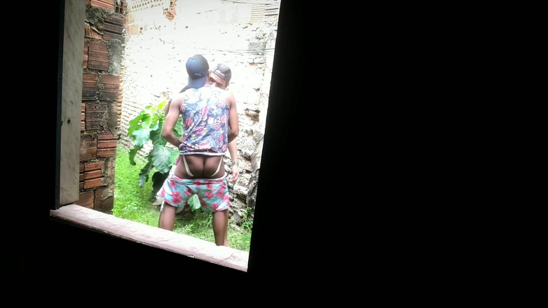 MiguellTrajano: Bezorger volgde klant naar een verlaten partij om zijn kont...